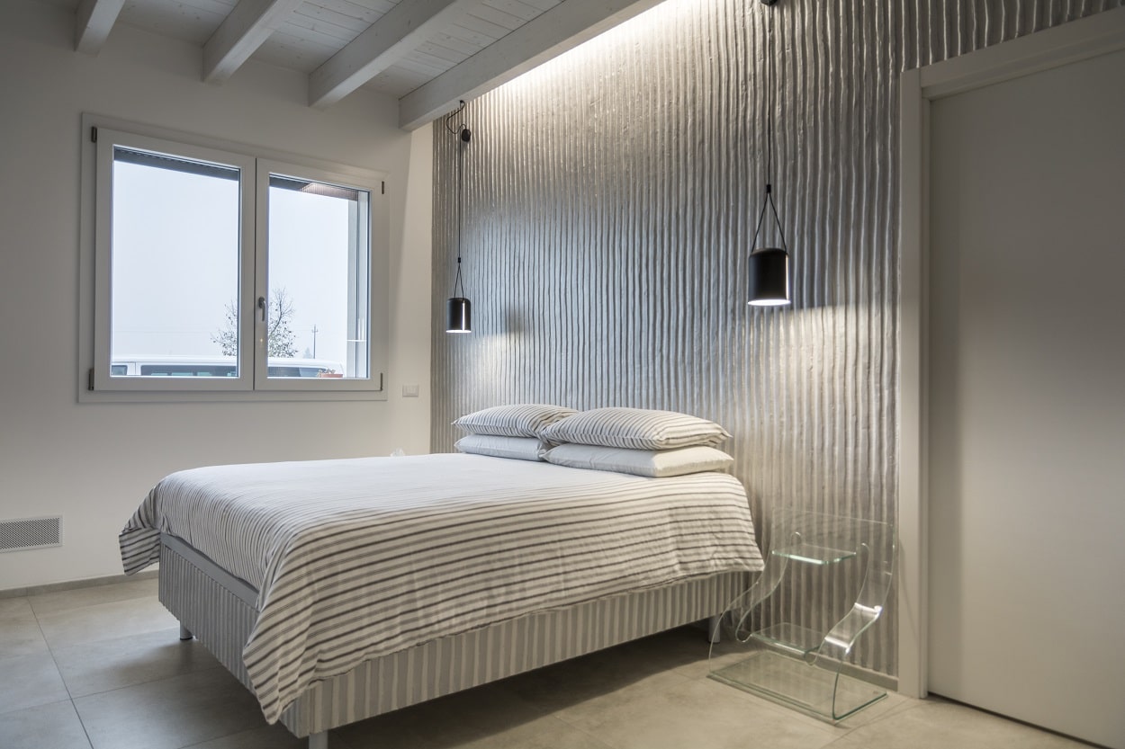 Illuminazione barre a LED soffitto in camera da letto