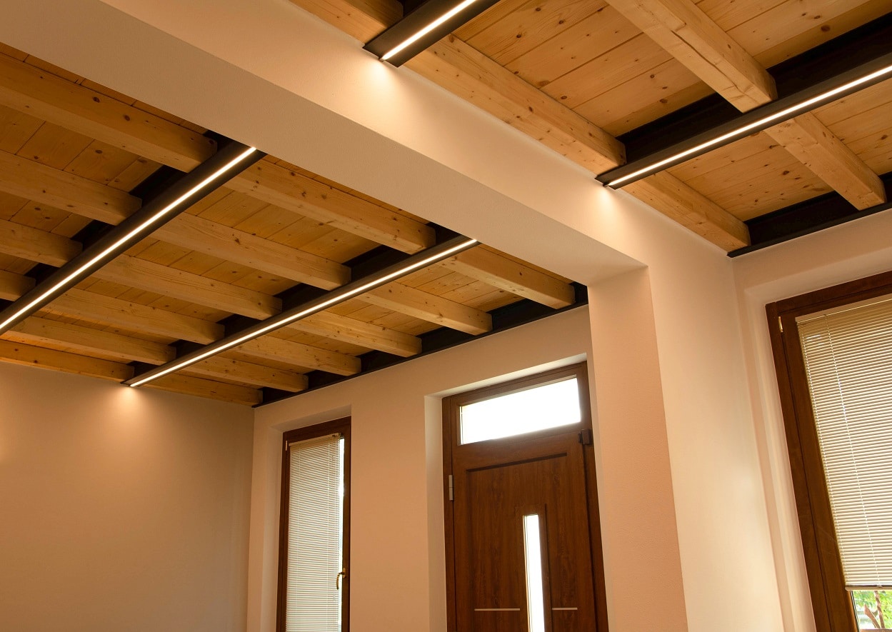 Illuminazione barre a LED soffitto in casa