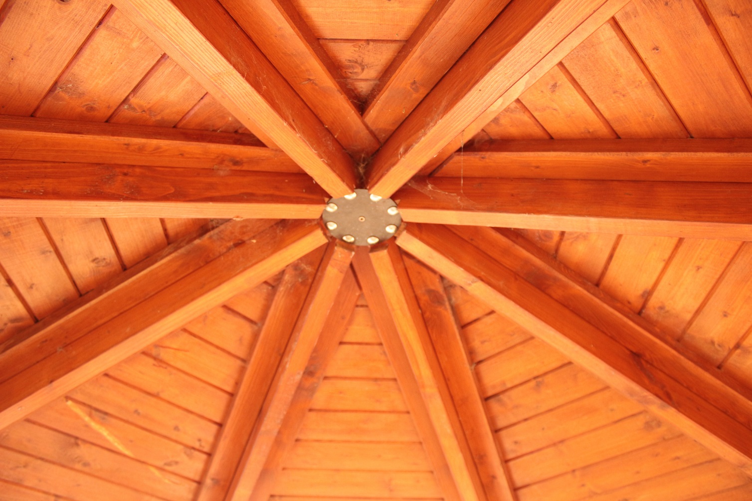 Illuminazione a LED di un tetto in legno