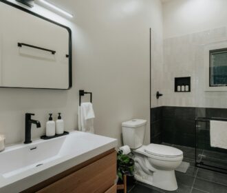 Illuminare un bagno stretto e lungo