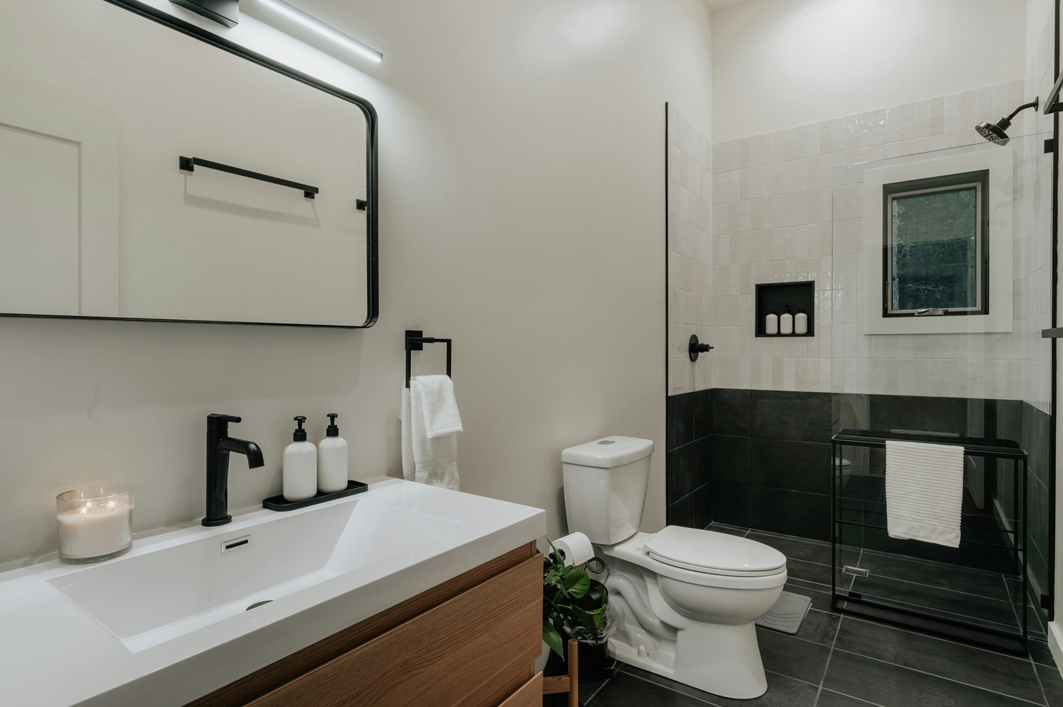 Illuminare un bagno stretto e lungo