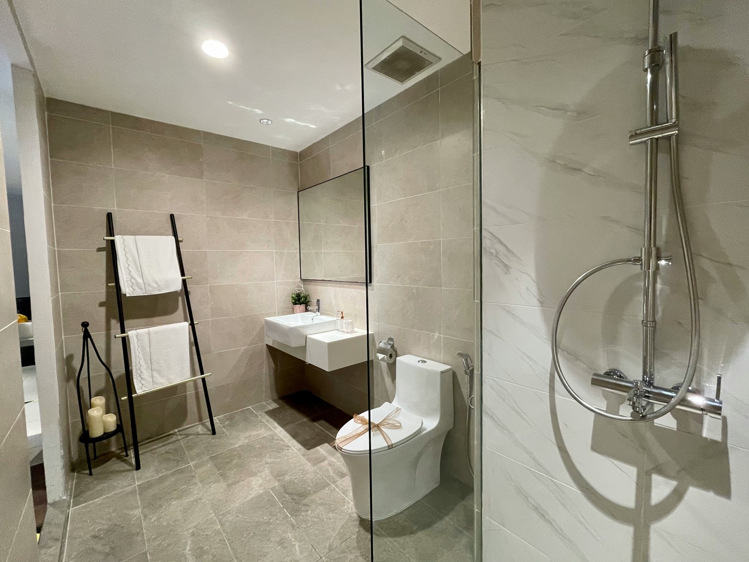 Illuminazione di un bagno stretto e lungo