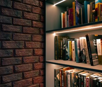Strip LED su mensole di una libreria