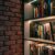 Strip LED su mensole di una libreria