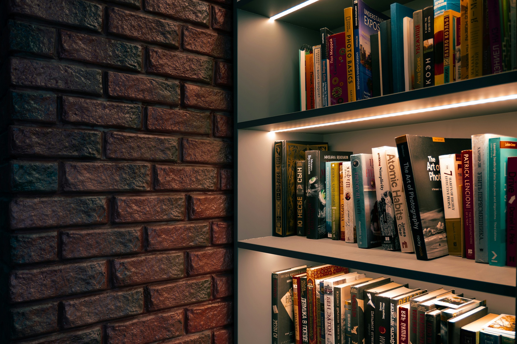 Strip LED su mensole di una libreria